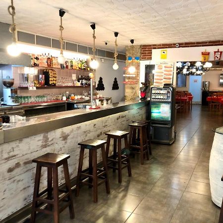 Hostal Univers カレーリャ エクステリア 写真