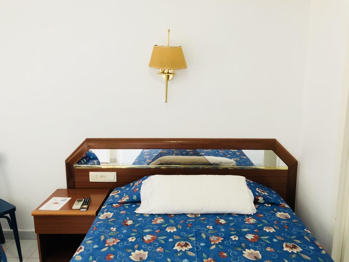 Hostal Univers カレーリャ エクステリア 写真