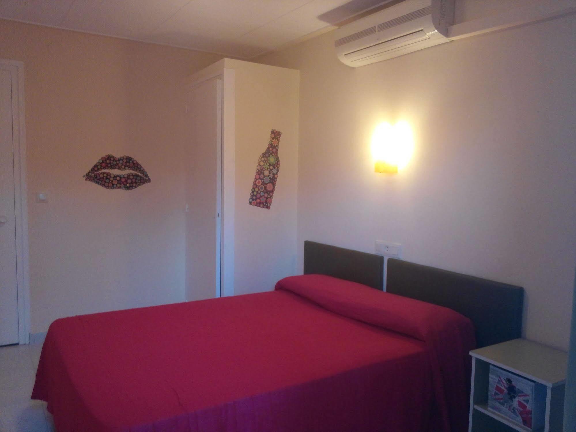Hostal Univers カレーリャ エクステリア 写真